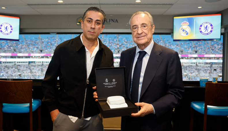 Emirates Adidas Exchange of gifts at Real Madrid-Chelsea clash